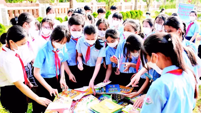 Học sinh đến với ngày hội văn hóa đọc nhân Ngày sách Việt Nam tại không gian Nhà Văn hóa - Thư viện Đại tướng Lê Đức Anh.