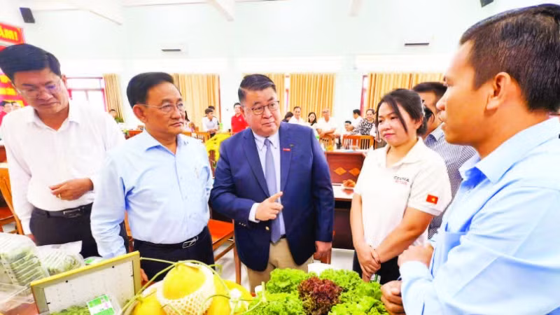 Lãnh đạo Tập đoàn Central Retail Việt Nam tham quan nông sản trưng bày của Công ty cổ phần nông nghiệp 620.