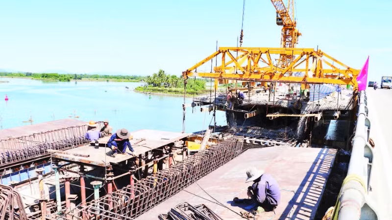 Các đơn vị nhà thầu đang khẩn trương thi công các hạng mục tại dự án thành phần 1 hoàn thiện đường ven biển 129 (Võ Chí Công).