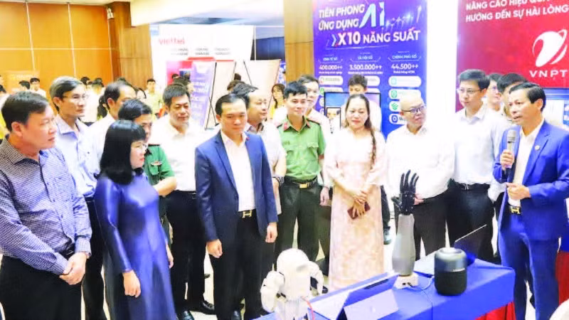 Gian trưng bày khoa học-công nghệ và đổi mới sáng tạo của các doanh nghiệp tại Ngày Chuyển đổi số tỉnh Đắk Lắk năm 2025. (Ảnh NGUYỄN CÔNG LÝ)