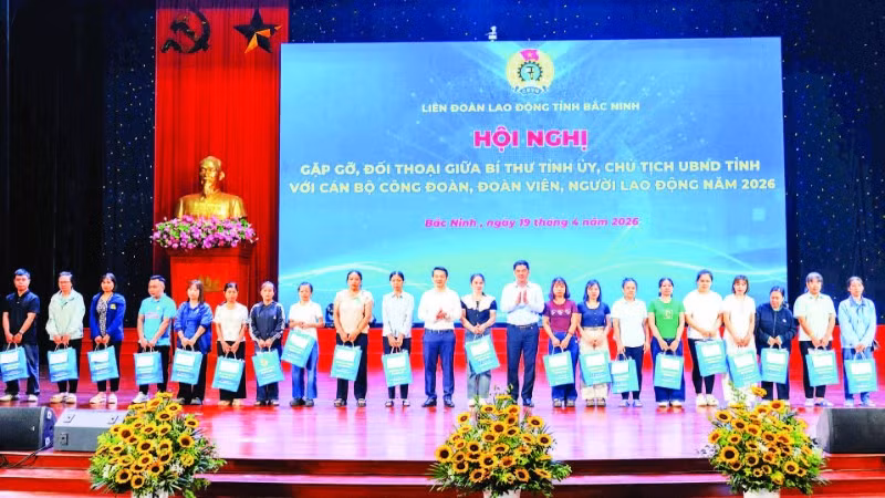 Lãnh đạo tỉnh Bắc Ninh tặng quà, động viên người lao động có hoàn cảnh khó khăn.