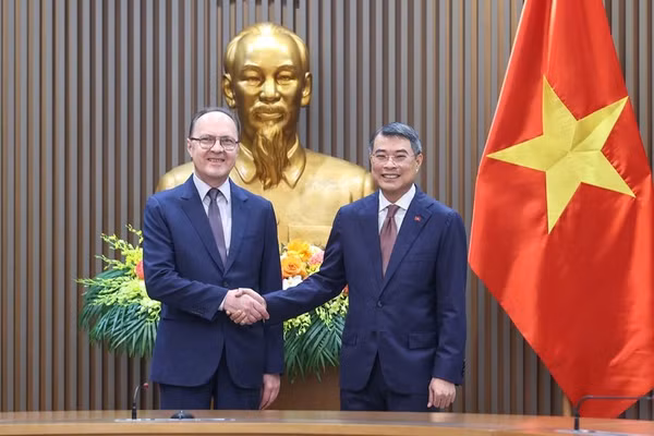 Thủ tướng Chính phủ Lê Minh Hưng và Đại sứ Liên bang Nga tại Việt Nam Gennady Bezdetko. (Ảnh: VGP/Nhật Bắc)