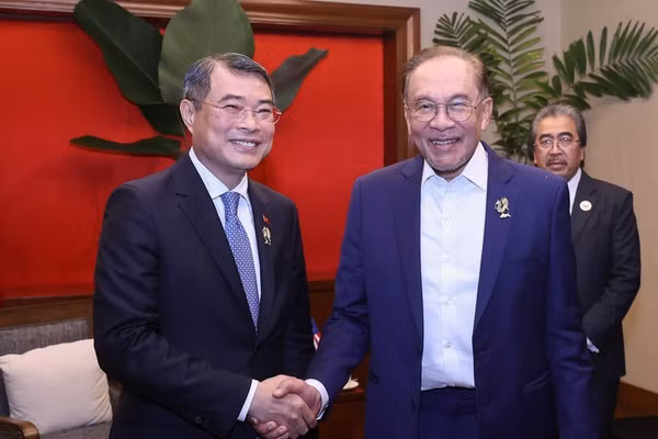 Thủ tướng Chính phủ Lê Minh Hưng gặp gỡ Thủ tướng Malaysia Anwar Ibrahim. (Ảnh: VGP/Nhật Bắc)