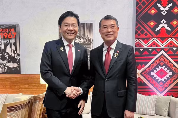 Thủ tướng Lê Minh Hưng gặp Thủ tướng Singapore Lawrence Wong. (Ảnh: VGP)