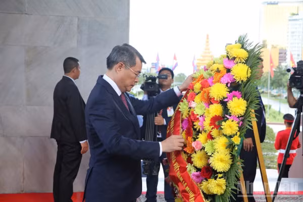 Thủ tướng Chính phủ Lê Minh Hưng thực hiện nghi thức dâng hoa tại Đài Độc lập ở thủ đô Phnom Penh. (Ảnh: HUY VŨ)