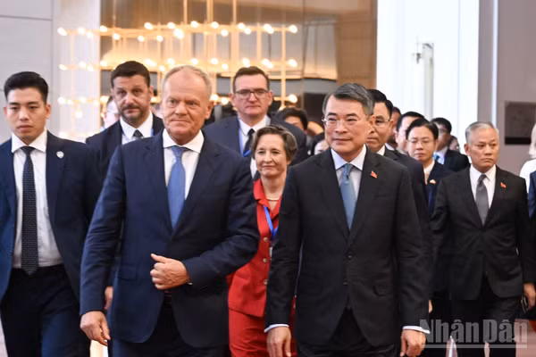 Thủ tướng Chính phủ Lê Minh Hưng và Thủ tướng Ba Lan Donald Tusk tới dự Hội nghị bàn tròn doanh nghiệp Việt Nam-Ba Lan. (Ảnh: TRẦN HẢI)