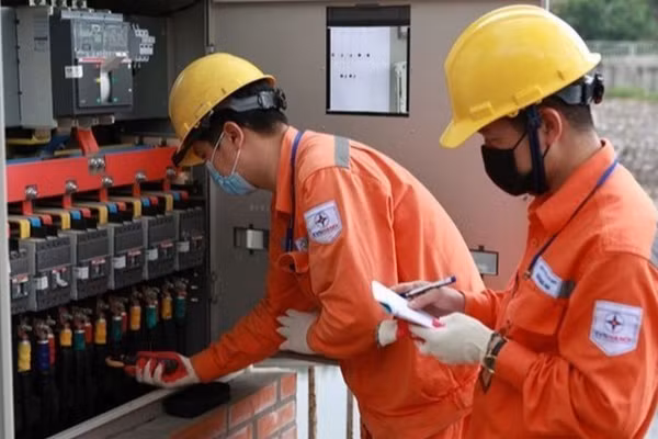 EVN khẩn trương rà soát, tính toán, tiết kiệm tối đa chi phí để có phương án giảm giá bán lẻ điện bình quân nhằm hỗ trợ, bảo đảm an sinh xã hội cho người dân, doanh nghiệp. (Ảnh: VGP)