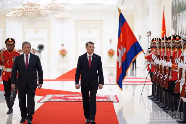 Thủ tướng Chính phủ Lê Minh Hưng và Thủ tướng Campuchia Hun Manet duyệt đội danh dự Quân đội Hoàng gia Campuchia. (Ảnh: ĐINH TRƯỜNG)