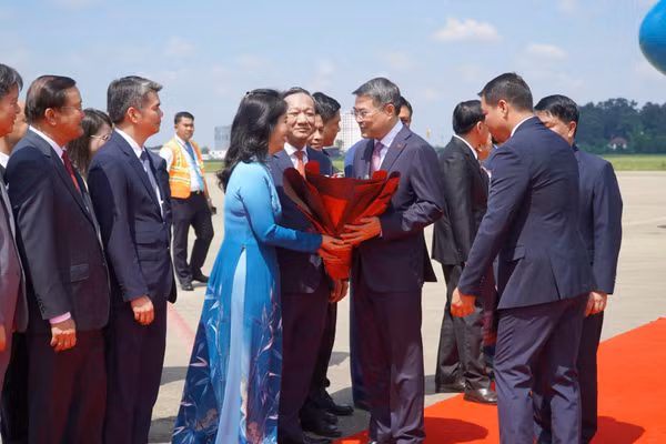 Thủ tướng Chính phủ Lê Minh Hưng tới sân bay quốc tế Wattay, Thủ đô Viêng Chăn bắt đầu chuyến thăm chính thức Cộng hòa Dân chủ Nhân dân Lào theo lời mời của Thủ tướng Lào Saleumxay Kommasith. (Ảnh: VOV)