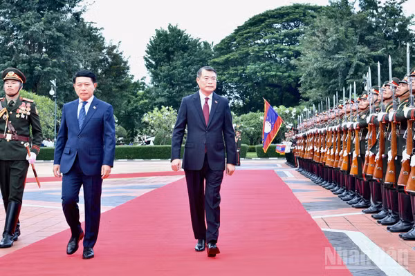 Thủ tướng Chính phủ Lê Minh Hưng và Thủ tướng Lào Saleumxay Kommasith duyệt Đội danh dự Quân đội nhân dân Lào. (Ảnh: THANH GIANG)