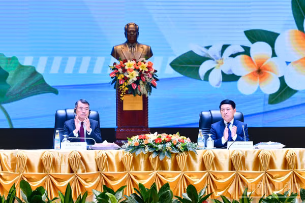 Thủ tướng Lê Minh Hưng và Thủ tướng Saleumxay Kommasith đồng chủ trì Hội nghị Xúc tiến đầu tư Việt Nam-Lào. (Ảnh: THANH GIANG)