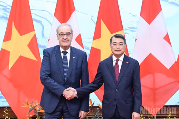 Thủ tướng Chính phủ Lê Minh Hưng và Tổng thống Thụy Sĩ Guy Parmelin. (Ảnh: TRẦN HẢI)