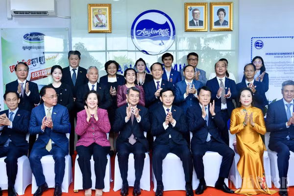 Thủ tướng Chính phủ Lê Minh Hưng với lãnh đạo Vinamilk và Angkor Milk. (Ảnh: THANH GIANG)