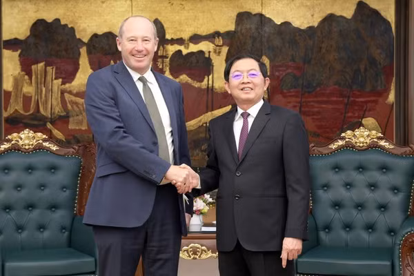 Phó Thủ tướng Hồ Quốc Dũng tiếp ông Mark Armstrong, Giám đốc Thương mại phụ trách khu vực châu Âu, Trung Đông và châu Phi, châu Á - Thái Bình Dương của Tập đoàn Pasqal (Cộng hòa Pháp). (Ảnh: GIA HUY/chinhphu.vn)