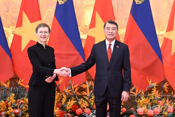 Thủ tướng Chính phủ Lê Minh Hưng và Thủ tướng Liechtenstein Brigitte Haas. (Ảnh: TRẦN HẢI)
