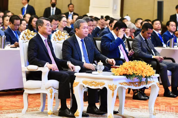 Thủ tướng Chính phủ Lê Minh Hưng và Thủ tướng Campuchia Hun Manet tham dự Diễn đàn Doanh nghiệp Việt Nam-Campuchia. (Ảnh: THANH GIANG)