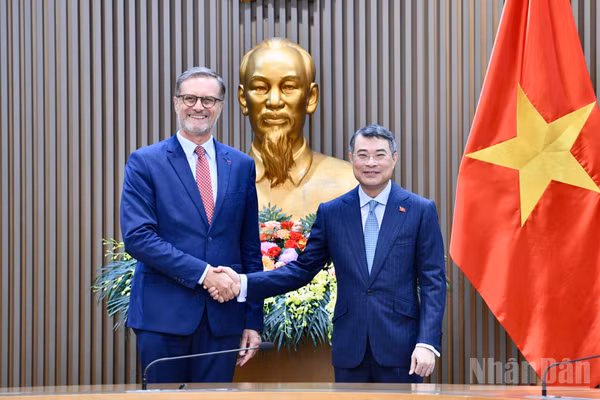 Thủ tướng Chính phủ Lê Minh Hưng và Đại sứ Cộng hòa Pháp tại Việt Nam Olivier Brochet. (Ảnh: THANH GIANG)