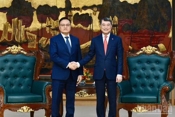 Thủ tướng Chính phủ Lê Minh Hưng và đồng chí Santiphab Phomvihane, Phó Thủ tướng, Bộ trưởng Tài chính Lào. (Ảnh: THANH GIANG)