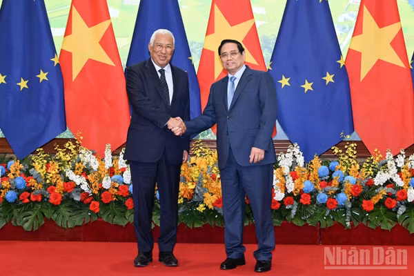 Thủ tướng Chính phủ Phạm Minh Chính và Chủ tịch Hội đồng châu Âu António Costa. (Ảnh: TRẦN HẢI)