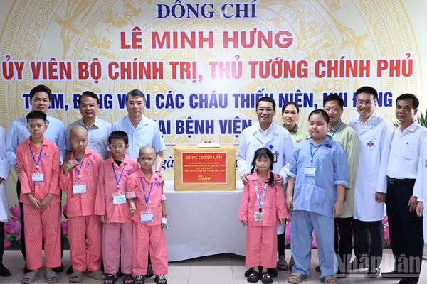Thủ tướng Chính phủ Lê Minh Hưng đã trao quà của Tổng Bí thư, Chủ tịch nước Tô Lâm tặng các bệnh nhi đang điều trị tại Bệnh viện K. (Ảnh: TRẦN HẢI)