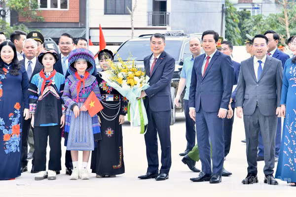 Lãnh đạo, thầy và trò Trường phổ thông nội trú tiểu học và trung học cơ sở Mường Khương (Lào Cai) nồng nhiệt chào đón Thủ tướng Chính phủ Lê Minh Hưng. (Ảnh: THANH GIANG)