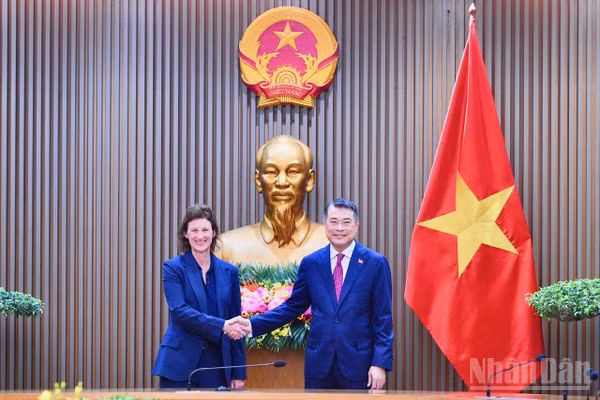 Thủ tướng Chính phủ Lê Minh Hưng và bà Fiona Bassett, Tổng Giám đốc điều hành Tổ chức FTSE Russell. (Ảnh: THANH GIANG)