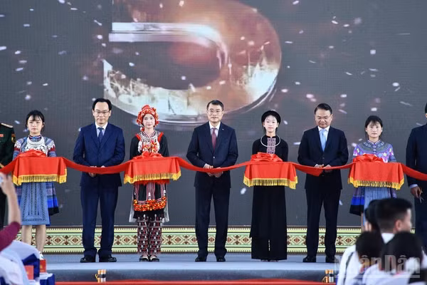 Thủ tướng Chính phủ Lê Minh Hưng và các đồng chí lãnh đạo thực hiện nghi thức khánh thành đồng loạt các trường phổ thông nội trú liên cấp tại các xã biên giới đất liền. (Ảnh: THANH GIANG)