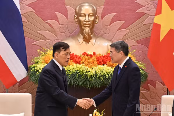 Thủ tướng Chính phủ Lê Minh Hưng và Nhà vua Vương quốc Thái Lan Maha Vajiralongkorn Phra Vajiraklaochaoyuhua. (Ảnh: TRẦN HẢI)
