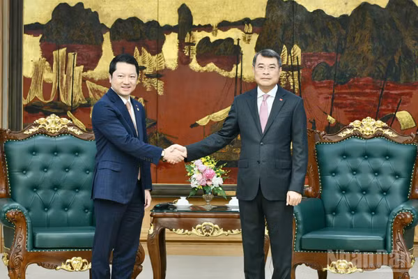 Thủ tướng Chính phủ Lê Minh Hưng và Bộ trưởng Thanh tra Campuchia Sok Soken. (Ảnh: THANH GIANG)