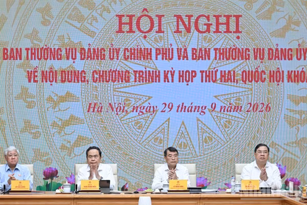 Đồng chí Lê Minh Hưng, Ủy viên Bộ Chính trị, Bí thư Đảng ủy Chính phủ, Thủ tướng Chính phủ và đồng chí Trần Thanh Mẫn, Ủy viên Bộ Chính trị, Bí thư Đảng ủy Quốc hội, Chủ tịch Quốc hội đồng chủ trì hội nghị. (Ảnh: TRẦN HẢI)