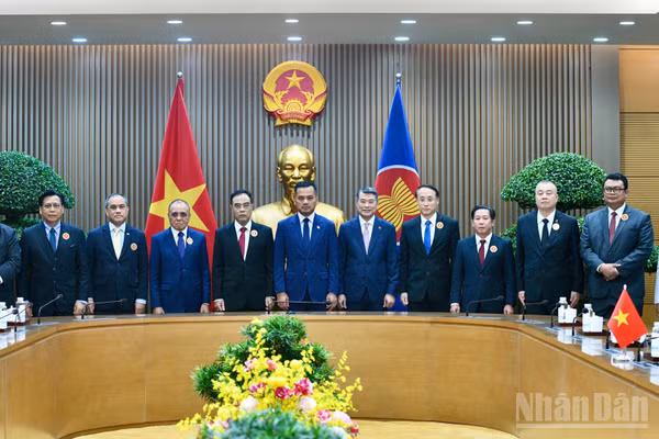 Thủ tướng Chính phủ Lê Minh Hưng và Trưởng đoàn các nước ASEAN và Ban Thư ký ASEAN nhân dịp tham dự Hội nghị lãnh đạo cơ quan thực thi pháp luật các nước ASEAN về hợp tác đấu tranh với tội phạm truy nã. (Ảnh: THANH GIANG)