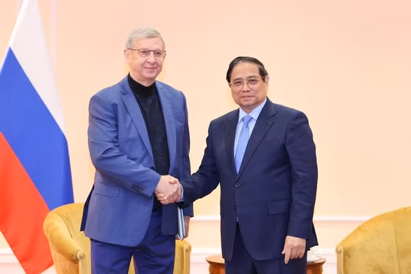 Thủ tướng Chính phủ Phạm Minh Chính và ông Vladimir Petrovich Evtushenkov, Chủ tịch tập đoàn AFK Sistema. (Ảnh: VGP/Nhật Bắc)