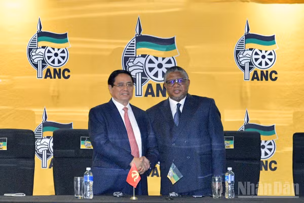Thủ tướng Chính phủ Phạm Minh Chính và Tổng Thư ký Đảng Đại hội dân tộc Phi (ANC) Fikile Mbalula. (Ảnh: Thanh Giang) 