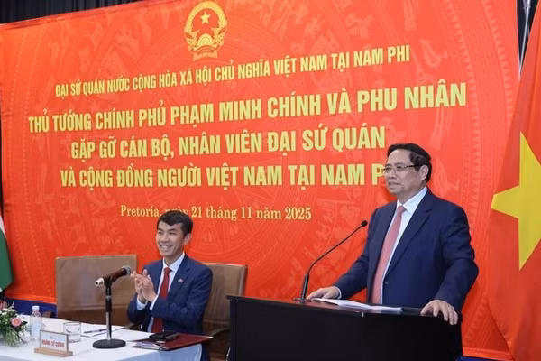 Thủ tướng Chính phủ Phạm Minh Chính ân cần nói chuyện với cán bộ, nhân viên Đại sứ quán Việt Nam, bà con cộng đồng người Việt Nam tại Nam Phi. (Ảnh: Nhật Bắc/VGP)