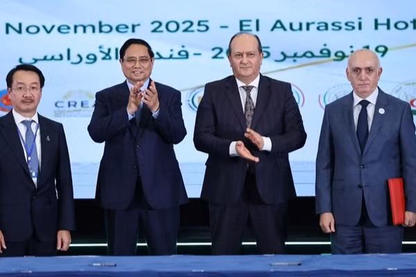 Thủ tướng Phạm Minh Chính và Thủ tướng Algeria Sifi Ghrieb chứng kiến các doanh nghiệp hai nước trao thỏa thuận hợp tác tại Diễn đàn Kinh tế Việt Nam-Algeria. (Ảnh: NHẬT BẮC/VGP)