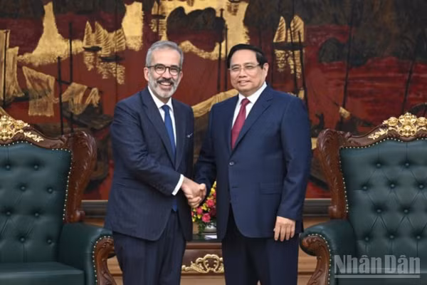 Thủ tướng Chính phủ Phạm Minh Chính và Bộ trưởng Quốc vụ, Bộ trưởng Ngoại giao Bồ Đào Nha Paulo Rangel. (Ảnh: TRẦN HẢI)
