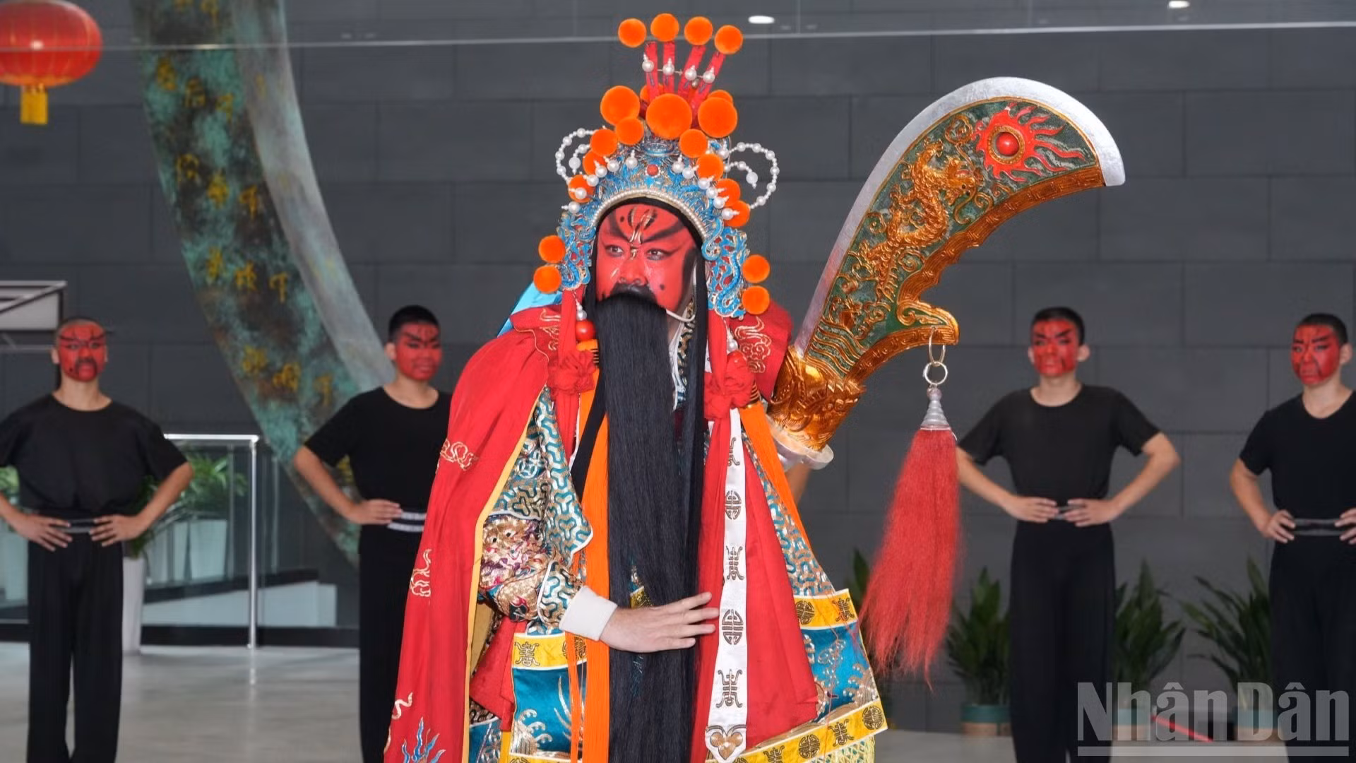 Tạo hình Quan Công qua sự thể hiện của nghệ sĩ Vũ Lăng Vân, nghệ sĩ Tấn kịch được mệnh danh là “Quan Công sống”. (Ảnh: VI SA)