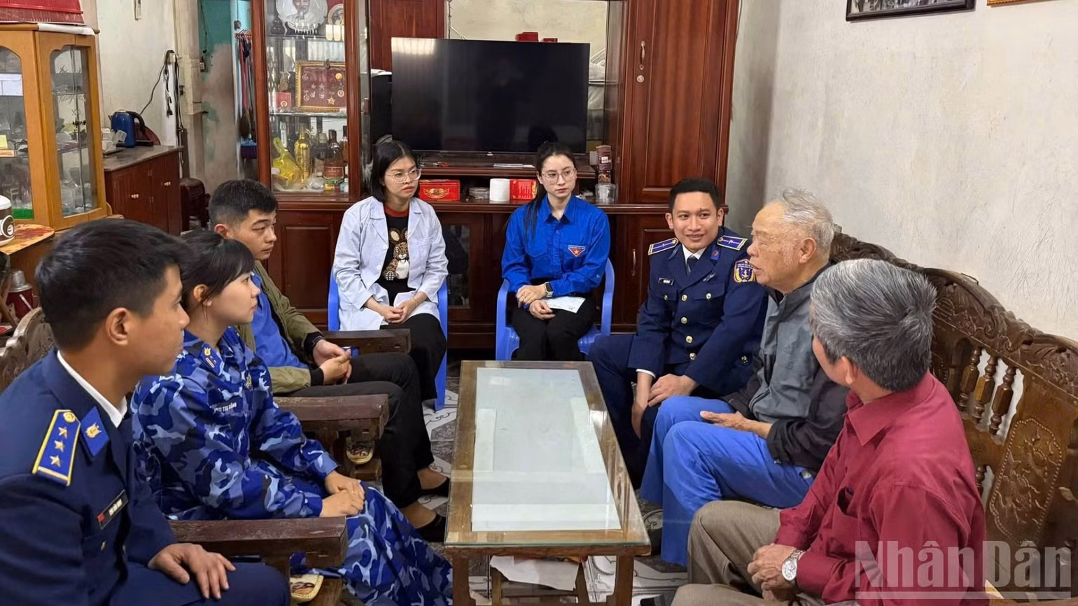ndo_br_phoi-hop-tham-kham-cap-phat-thuoc-mien-phi-cho-gia-dinh-nguoi-co-cong-tai-phuong-ngo-quyen-tuan-3-thang-3-1-8319.jpg
