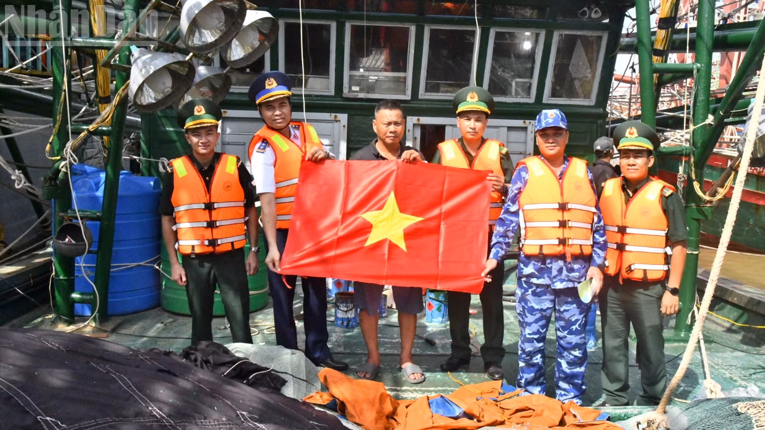 ndo_tl_tang-co-to-quoc-va-ao-phao-cho-tau-thuyen-ngu-dan.jpg