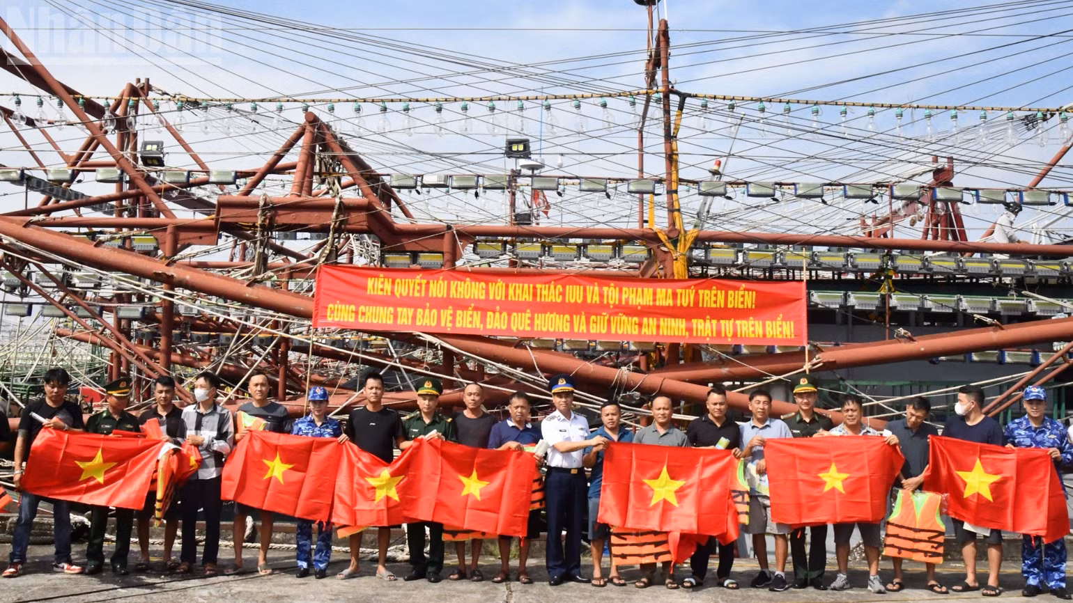ndo_tl_tang-co-to-quoc-va-ao-phao-cho-tau-thuyen-ngu-dan-9490.jpg