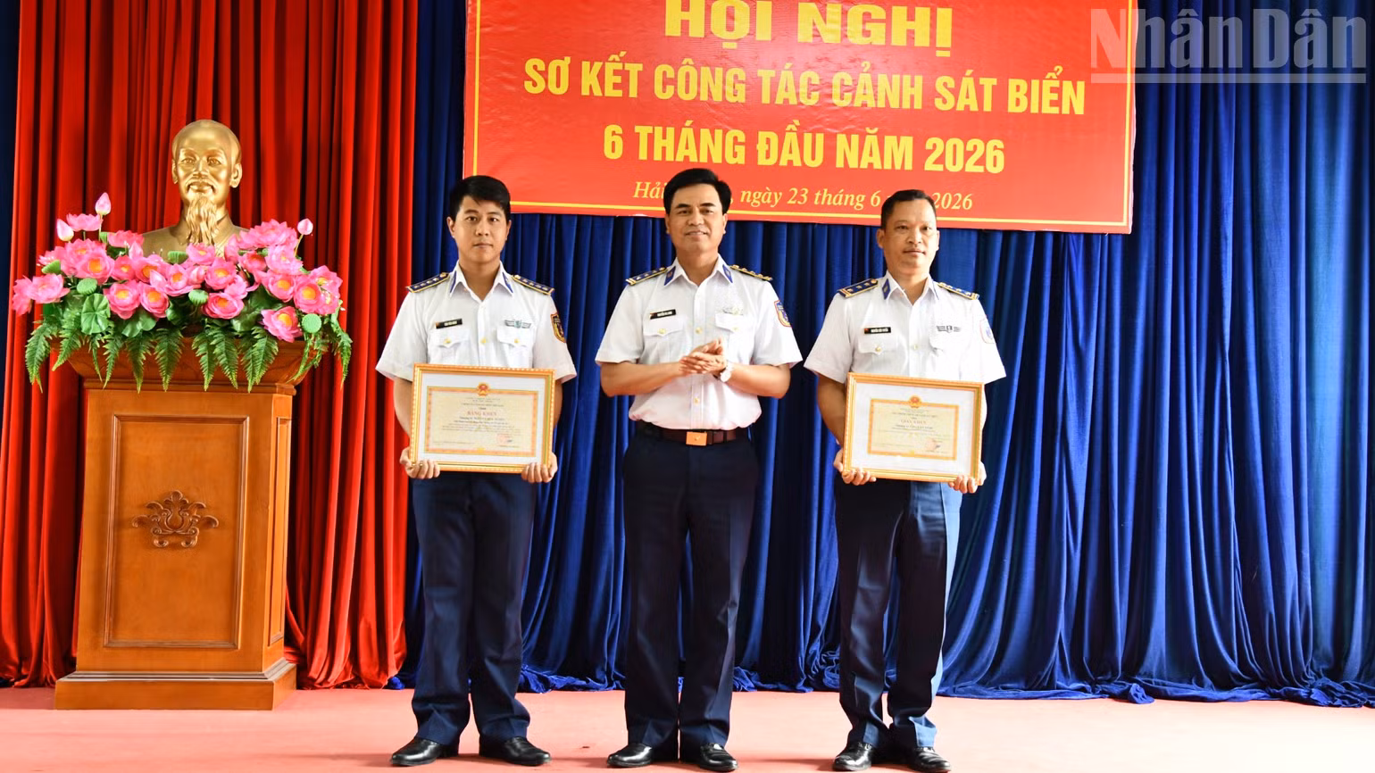 ndo_tr_chi-huy-trao-thuong-bang-khen-cua-btl-canh-sat-bien-cho-cac-ca-nhan-co-thanh-tich-xuat-sac-trong-dot-thi-chao-mung-bau-cu-dbqh-khoa-xvi-va-thang-thanh-nien-nam-2026-1737.jpg