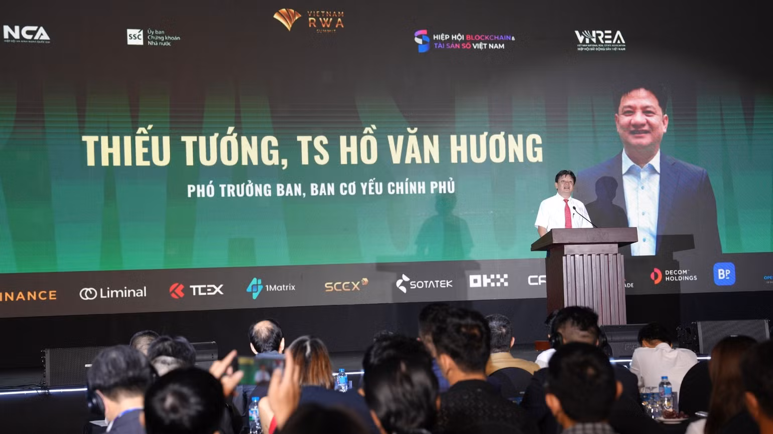 thieu-tuong-ts-ho-van-huong-pho-truong-ban-ban-co-yeu-chinh-phu-phat-bieu-khai-mac-tai-phien-chia-khoa-dot-pha-thanh-khoan-5623.jpg