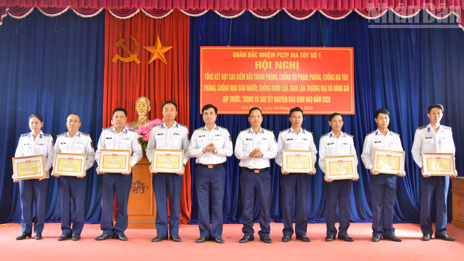 ndo_tr_chi-huy-doan-dac-nhiem-pctp-ma-tuy-so-1-trao-thuong-cho-cac-tap-the-ca-nhan-co-thanh-tich-tieu-bieu-1295.jpg