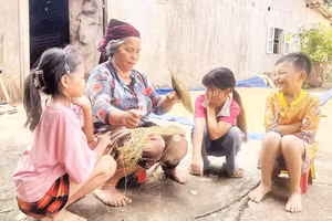 Cây lanh trồng trên núi cao được thu về, phơi khô, tước thành sợi nhỏ. 