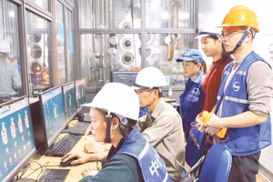 Các chuyên gia Trung Quốc chuyển giao công nghệ cho cán bộ kỹ thuật Công ty cổ phần Mía đường Sơn La. 