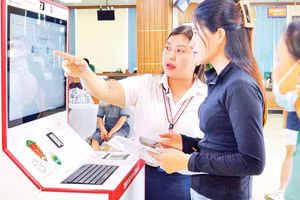 Cán bộ hướng dẫn người dân thực hiện thủ tục hành chính tại Trạm dịch vụ công số, Trung tâm Phục vụ hành chính công tỉnh Ninh Bình. 