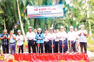 Lãnh đạo tỉnh Vĩnh Long dự lễ khởi công xây nhà ở cho con đẻ của người hoạt động kháng chiến bị nhiễm chất độc hóa học tại xã Trung Ngãi, tỉnh Vĩnh Long. 