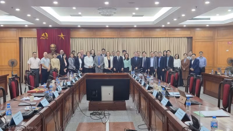 Đại biểu Việt Nam và Đoàn công tác chụp ảnh lưu niệm tại lễ bế mạc đợt làm việc ngày 11/12/2025.