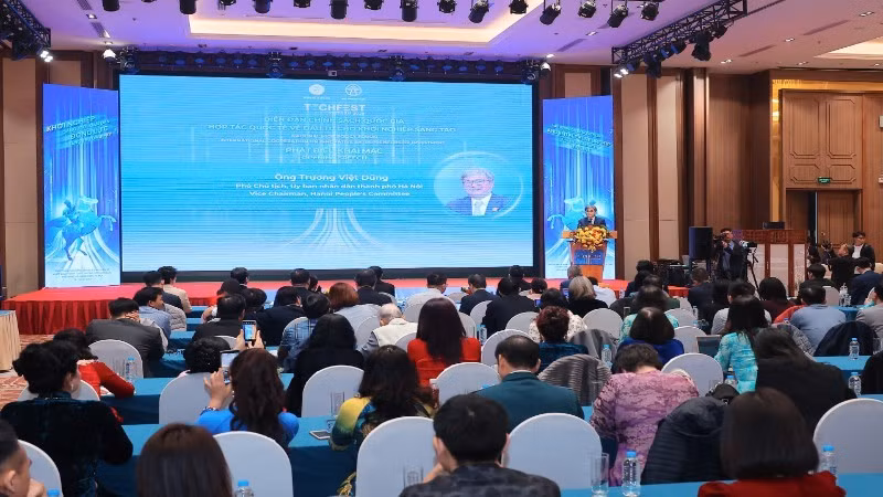 Toàn cảnh diễn đàn.