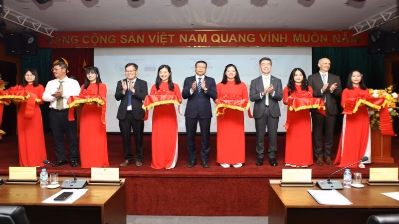 Lễ cắt băng khánh thành Mạng quan trắc cảnh báo sớm bức xạ thành phần tại Việt Nam.